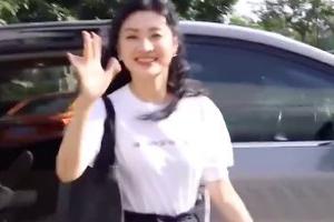 52岁周涛生图状态似少女 黑长裙搭运动鞋青春减龄