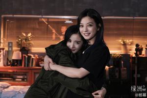 杨幂绿洲晒与赵薇拥抱合照超有爱