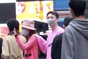 王思聪与多名美女逛街 手搭其中一个关系显亲密