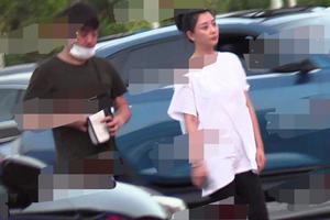 殷桃与男友外出同逛公园 夜色中甜蜜牵手漫步