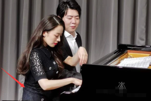 吉娜日前与郎朗合体现身腰身仍纤细