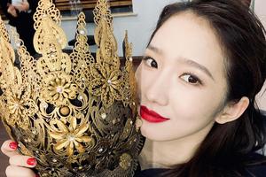 孟美岐晒舞台照手捧王冠气场强