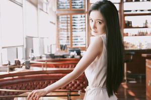 杨幂长发及腰眼神温柔迷人