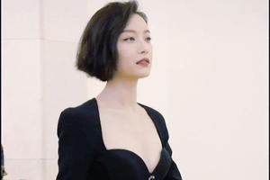 倪妮手拎高跟鞋下班生图好美