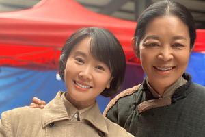 左小卿晒片场照 与倪萍蒋欣等合影