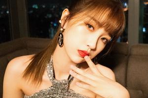 虞书欣穿交叉带露肩亮片裙大秀锁骨