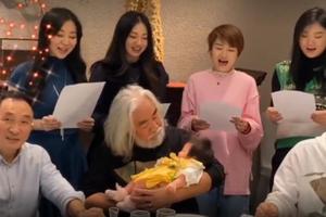 69岁张纪中怀抱小女儿爱不释手