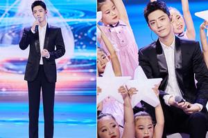 肖战亮相央视重阳晚会唱《夜空中最亮的星》