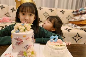 陆毅晒女儿贝儿12岁庆生图不忘提作业