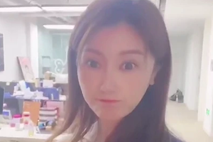 贵妇变打工人！甘薇最后一个下班