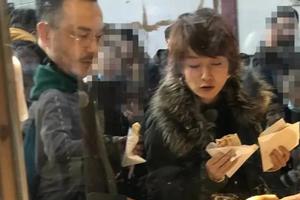汪涵马伊琍吃路边摊手拿肉饼边走边吃接地气