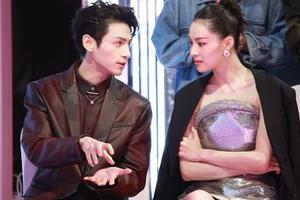 钟楚曦穿银色短裙与罗云熙并坐热聊