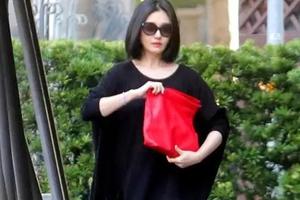 大S现身与小S姐妹聚餐 穿黑色宽松长裙身形消瘦