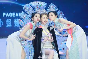 亚洲小姐香港赛区前三甲诞生合影留念