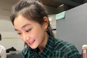 孙俪妹妹孙艳近照曝光低头浅笑五官精致