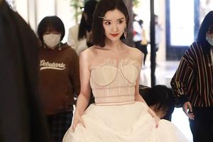 毛晓彤穿白纱裙似在逃公主美丽动人