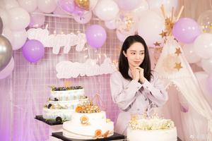 董璇穿淡紫长裙对蛋糕许愿氛围柔美