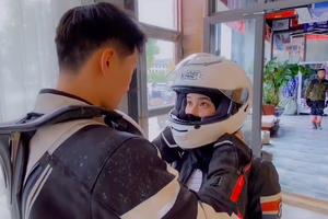 何超莲晒与窦骁甜蜜骑行Vlog大秀恩爱