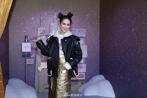 少女感十足！昆凌哪吒头穿皮衣又酷又甜