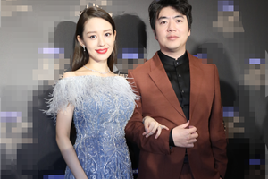 吉娜挺孕肚穿礼服明艳动人身材纤细