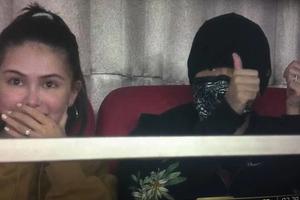 周杰伦携娇妻昆凌低调看球赛