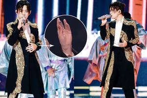 是双箭头的爱！易烊千玺在手腕画千纸鹤