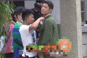 肖战《王牌》片场玩飞踢开心大笑