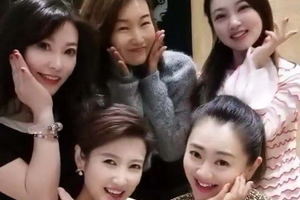 李梓萌春妮月亮姐姐同框比美