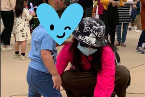 张柏芝小儿子年仅2岁和妈妈蹲下一样高