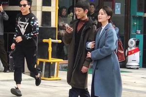 张一山新剧路透与李沁手挽手逛街