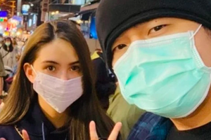 周杰伦携娇妻昆凌逛夜市大方与粉丝合影