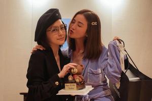 钟欣潼零点为蔡卓妍庆生 晒两人合影姐妹情深