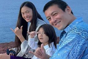 陈冠希晒海边全家福 一家三口摆同款手势氛围温馨