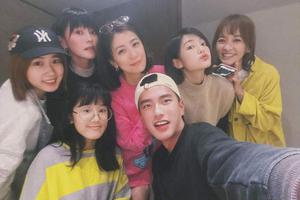 贾静雯带大女儿梧桐妹聚餐 合影站C位状态超冻龄