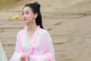 baby新剧古装造型曝光 穿粉衣清丽灵动仙气飘飘