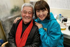 闫学晶晒《刘老根》杀青照与赵本山同框