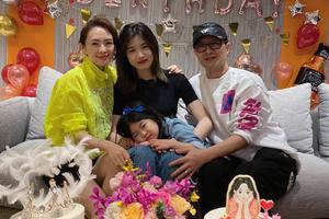 汪峰章子怡为小苹果庆生 一家四口拥抱合影