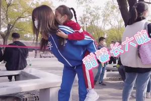 李小璐带女儿甜馨穿亲子装逛故宫