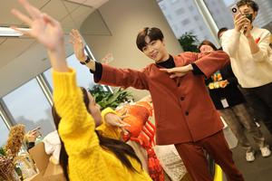 陈立农哈妮克孜新浪扫楼翻花手画风搞笑