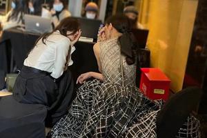 唐嫣刘诗诗后台同框躲角落托腮聊悄悄话