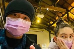 昆凌双手捧脸偷瞄周杰伦神情娇羞