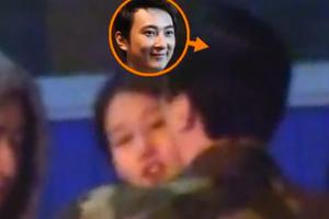 新恋情？王思聪街头敞开怀抱搂美女