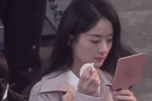 赵丽颖新剧路透气质温婉 片场自己补妆