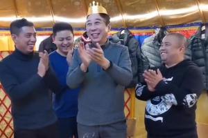 冯巩戴生日帽庆63岁寿辰 生日宴简单接地气