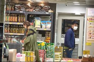 郑秀文许志安超市购物无交流 发现偷拍立马离开