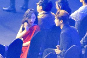 许凯主动帮杨幂拧水瓶瓶盖 被赞举止绅士暖心