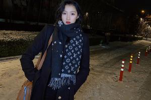 关晓彤长靴配黑色大衣雪中漫步