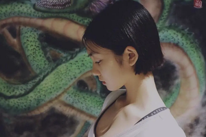 黄多多剪短发秀优越天鹅颈和完美锁骨