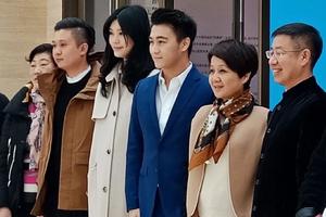 奚梦瑶与婆婆梁安琪同框 何猷君站中间