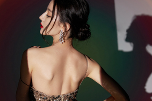 迪丽热巴高开叉长裙秀身材曲线 撩吊带好火辣